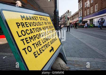 London, UK. 15. September 2016. Ein Schild zeigt, dass Marktstände Electric Avenue, Brixton verschoben wurden. Stockfoto