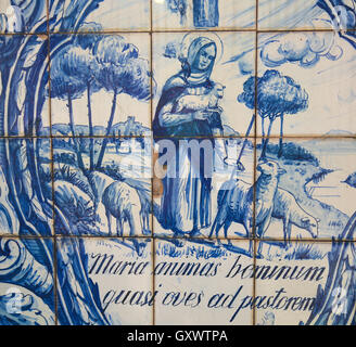 Azulejo-Kacheln in Coimbra, Portugal, Darstellung Mutter Mary und Schafe: "Maria ist es, die Seelen der Menschen als ein Hirte für seine Schafe" Stockfoto