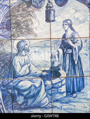 Azulejo-Kacheln in Coimbra, Portugal, Darstellung von Jesus und die Samariterin am Brunnen Stockfoto