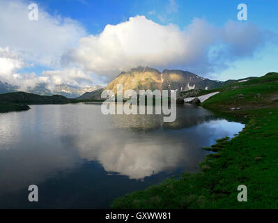 Sommer-Blick auf den oberen Waterton See und Berg, Nationalpark Stockfoto