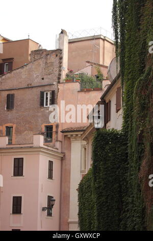 Wunderschönes altes Gebäude im Zentrum von Rom, Italien, Stadtentwicklung, Architektur, Fenster, Wände Stockfoto