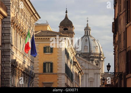 Schönen Gebäuden mit italienischer Flagge und die Kuppel von St. Peter in der Ferne, Rom, Italien Stockfoto
