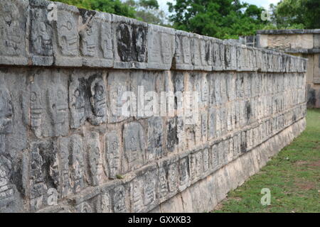 Alten aztekischen Schädel Wandkunst gefunden bei Chichen Itza, Mexiko Stockfoto