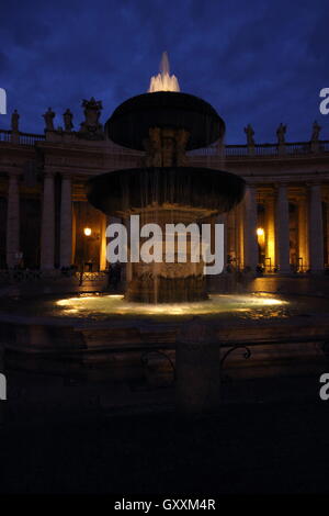 St. Peter, Brunnen&Maderno Kolonnaden des Bernini bei Nacht, Rom Italien Stockfoto