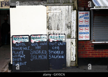 Schilder, Werbung, frischem Fisch und Meeresfrüchten vor Laden am Rock-A-Nore, Old Town, Hastings, East Sussex, England, UK Stockfoto