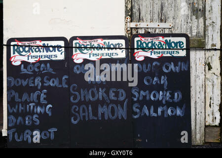 Nahaufnahme von Schilder, Werbung, frischem Fisch und Meeresfrüchten vor Laden am Rock-A-Nore, Old Town, Hastings, East Sussex, England, UK Stockfoto