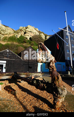 Rostigen alten Anker und Wohnung-Neubau (R) unter Osthügel auf Rock-A-Nore, Old Town, Hastings, East Sussex, England, UK Stockfoto