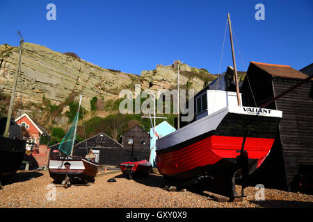 Angelboot/Fischerboot und historischen schwarz aus Holz Netto Geschäfte unter Osthügel-Klippe, Hastings, East Sussex, England Stockfoto