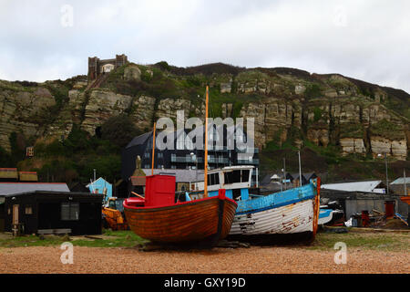 Fischerboote und neue Wohnung Gebäude unterhalb East Hill Klippen, Altstadt, Hastings, East Sussex, England, Großbritannien Stockfoto