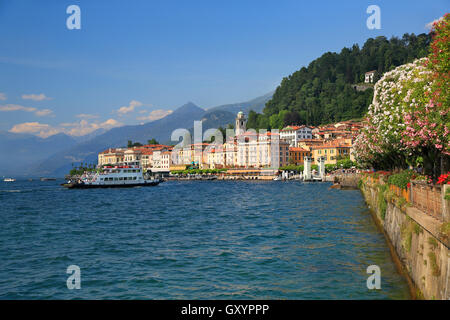 Blick auf die Küstenlinie der Stadt Bellagio am Comer See, Italien Stockfoto