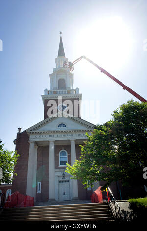 Kirche-Kirchturm repariert mit dem Einsatz einer extra lange Hydraulikkran Hubarbeitsbühne. St Paul Minnesota MN USA Stockfoto