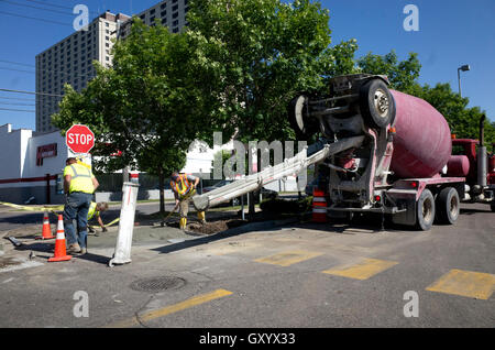 Rotierende LKW liefert Zement an Arbeitnehmer für neue Bürgersteig. St Paul Minnesota MN USA Stockfoto