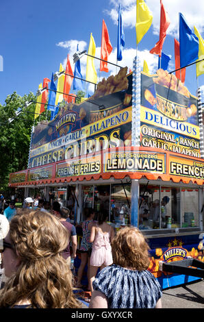 Grellen Imbiss-Stand verkaufen Limonade, Pommes Frites und Käse Quark in der Grand Old Day Street fair. St Paul Minnesota MN USA Stockfoto