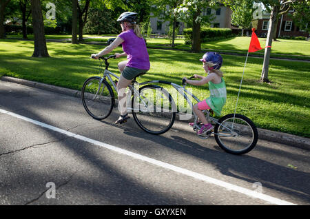 Mutter und Tochter Fahrrad Tandem auf Summit Avenue. St Paul Minnesota MN USA Stockfoto