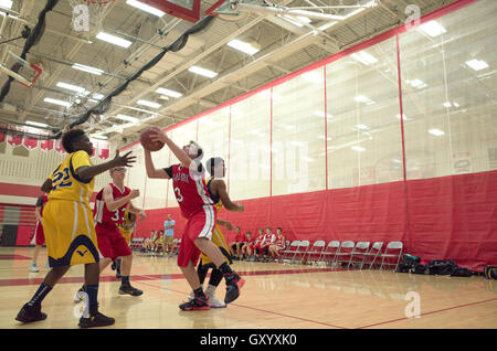 Teenager Basketball-Spieler bereit, Schuss in einem hart umkämpften Spiel von Reifen zu machen. White Bear Lake, Minnesota MN USA North High School Stockfoto