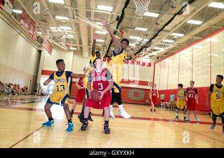 Schwarze Teen springt zum Block in ein spannendes Basketballspiel geschossen. White Bear Lake, Minnesota MN USA North High School Stockfoto