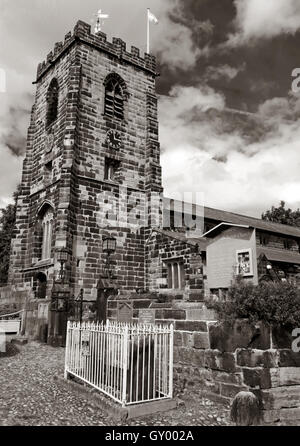 Außenseite des St Wilfrids Kirchturm, Grappenhall, Warrington, Cheshire England UK s/w Stockfoto