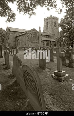 Außenseite des St Wilfrids Kirche, Grappenhall, Warrington, Cheshire England UK s/w Stockfoto