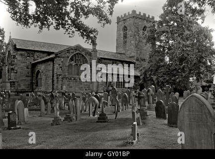 Außenseite des St Wilfrids Kirche, Grappenhall, Warrington, Cheshire England UK s/w Stockfoto