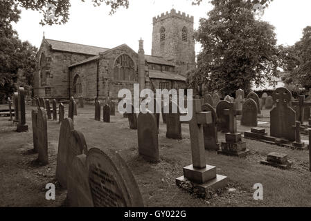 Außenseite des St Wilfrids Kirche, Grappenhall, Warrington, Cheshire England UK s/w Stockfoto