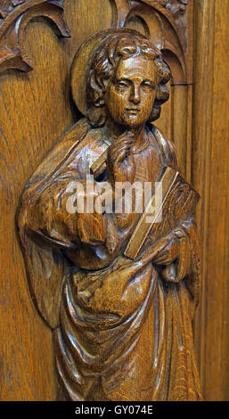 Str. Wilfrids Kirche Grappenhall - Pulpit Holzschnitzerei Engels mit Bibel, Warrington Stockfoto