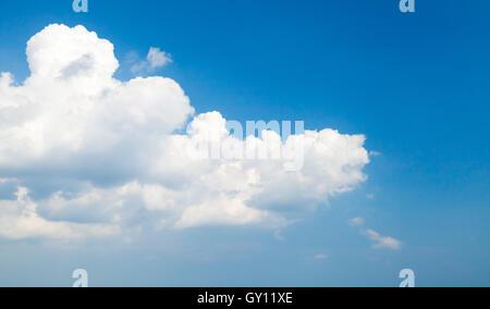 Weißen Cumulus-Wolken im tiefblauen Himmel, natürliche Fotohintergrund Stockfoto