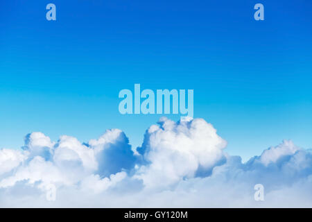 Wolkengebilde mit weißen Cumulus-Wolken in strahlend blauen Himmel, natürliche Fotohintergrund Stockfoto