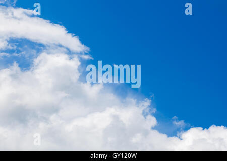 Weißen Cumulus-Wolken am blauen Himmel, natürliche Fotohintergrund Stockfoto