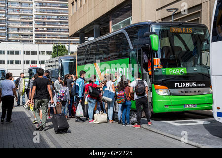 Busbahnhof in Brüssel Nord Station, Belgien, Flixbus, Passagiere einsteigen, laden Gepäck in den Bus, Long Distance bus Stockfoto