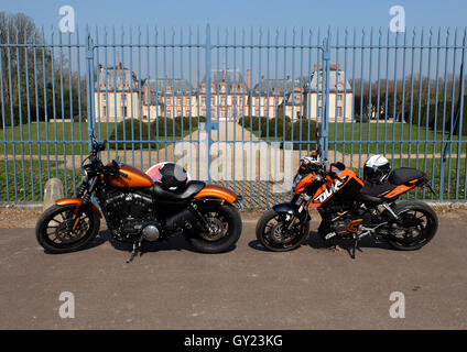 I25 Duke KTM und Harley-Davidson 883 im Chateau de Breteuil, Vallee de Cheuvreuse, in der Nähe von Paris, Yvelines, Frankreich Stockfoto