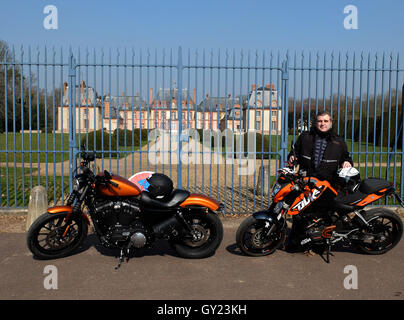 I25 Duke KTM und Harley-Davidson 883 im Chateau de Breteuil, Vallee de Cheuvreuse, in der Nähe von Paris, Yvelines, Frankreich Stockfoto