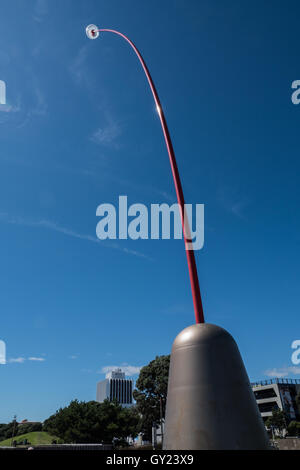 Die Len Lye Wind Zauberstab auf dem Küstenweg New Plymouth, Nordinsel, Neuseeland. Stockfoto