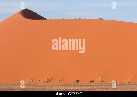 Menschen klettern Sanddünen, Sossusvlei Namib-Naukluft, Namibia, August 2016 Stockfoto