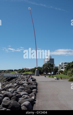 Die Len Lye Wind Zauberstab auf dem Küstenweg New Plymouth, Nordinsel, Neuseeland. Stockfoto