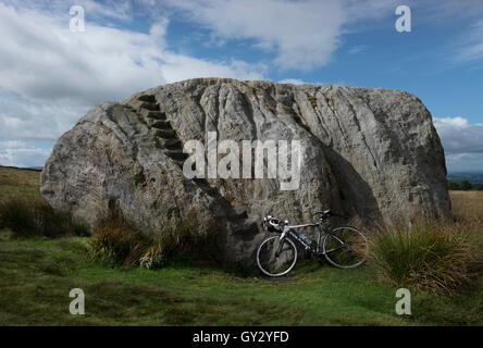 Der große Stein Fourstones glazialen unberechenbar auf Tatham fiel, North Yorkshire, North West England, UK. Stockfoto