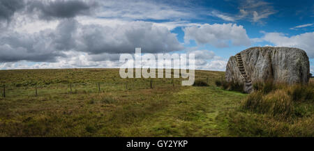 Der große Stein Fourstones glazialen unberechenbar auf Tatham fiel, North Yorkshire, North West England, UK. Stockfoto