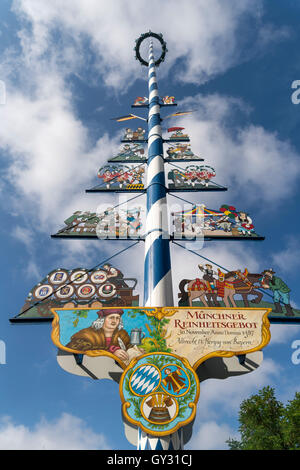 Maibaum auf dem Viktualienmarkt, Lebensmittel-Marktplatz in München, Bayern, Deutschland Stockfoto