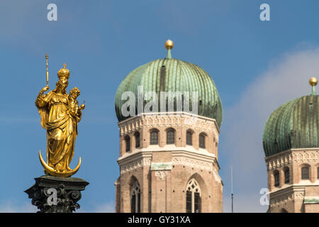 Jungfrau Maria auf die Mariensäule und die Kirchtürme der Frauenkirche in München, Bayern, Deutschland Stockfoto