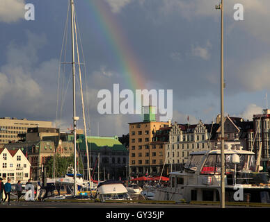 Regenbogen über Segelyachten und historischen Gebäuden Abend Licht, Vagen Hafen, Bergen, Norwegen Stockfoto