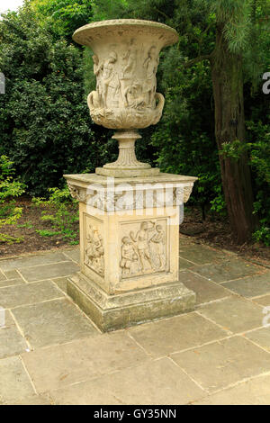 Nachbildung der Medici Vase, Kew Gardens, Royal Botanic Gardens, London, England, UK Stockfoto