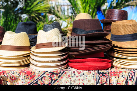 Panamahüte und Fedora Hüte auf dem Display an einem Stand in der Sonne Stockfoto