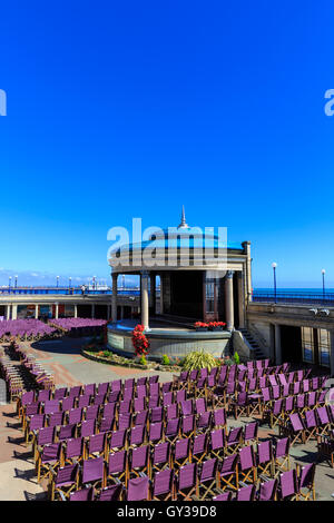 Die restaurierten Eastbourne Bandstand, eine Sommer-Konzerthalle auf der Kolonnade in Eastbourne, East Sussex, England Stockfoto