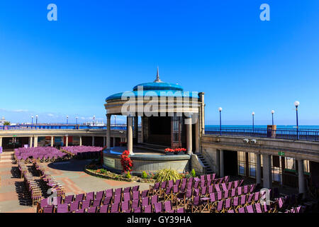 Die restaurierten Eastbourne Bandstand, eine Sommer-Konzerthalle auf der Kolonnade in Eastbourne, East Sussex, England Stockfoto