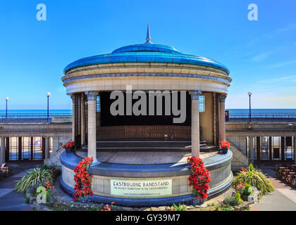 Die restaurierten Eastbourne Bandstand, eine Sommer-Konzerthalle auf der Kolonnade in Eastbourne, East Sussex, England Stockfoto