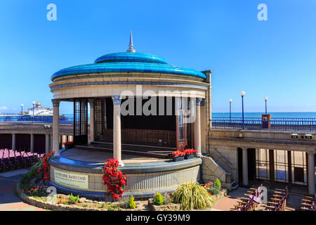 Die restaurierten Eastbourne Bandstand, eine Sommer-Konzerthalle auf der Kolonnade in Eastbourne, East Sussex, England Stockfoto