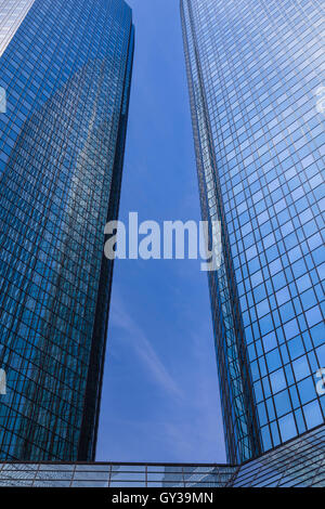 Deutsche Bank Hochhaus Zwillingstürme, Sitz der Bank, Anzeigen von der Straßenebene, Frankfurt am Main, Deutschland Stockfoto