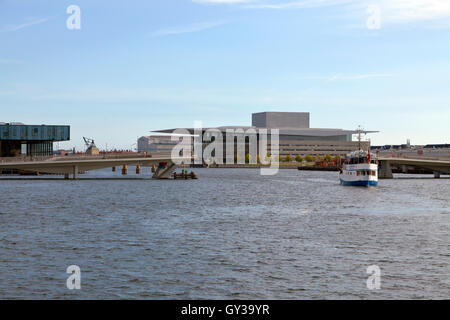 Fußgänger und Radfahrer zu überbrücken, der Inner Harbour Bridge, Kissing-Brücke verbindet Nyhavn und Christianshavn ist geöffnet. Kopenhagen, Dänemark. Stockfoto