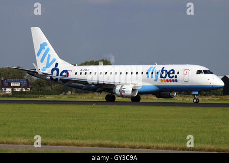 FlyBe Embraer 175 landet auf der Piste 18R in Amsterdam Schiphol Flughafen. Stockfoto