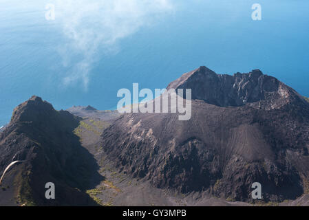 Die Caldera von Ile Werung Vulkan Insel Lembata, Ost-Nusa Tenggara, Indonesien. Stockfoto