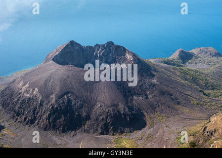 Caldera des Vulkans Mount Werung im Hintergrund der Savu-See, vom Mount Mauraja in Atadei, Lembata, Ost-Nusa Tenggara, Indonesien. Stockfoto